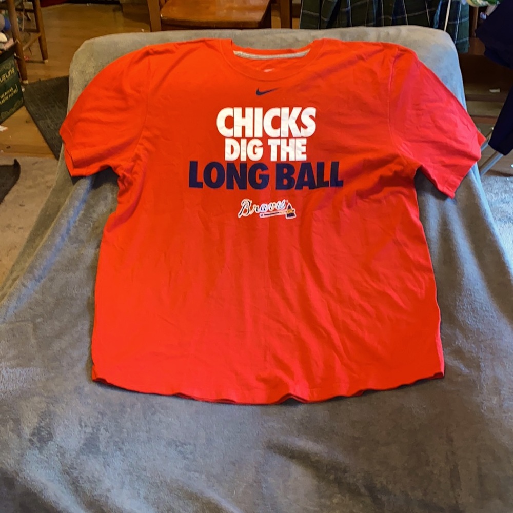 Atlanta Braves tshirt. Size XL, “Chicks Dig the Long Ball”